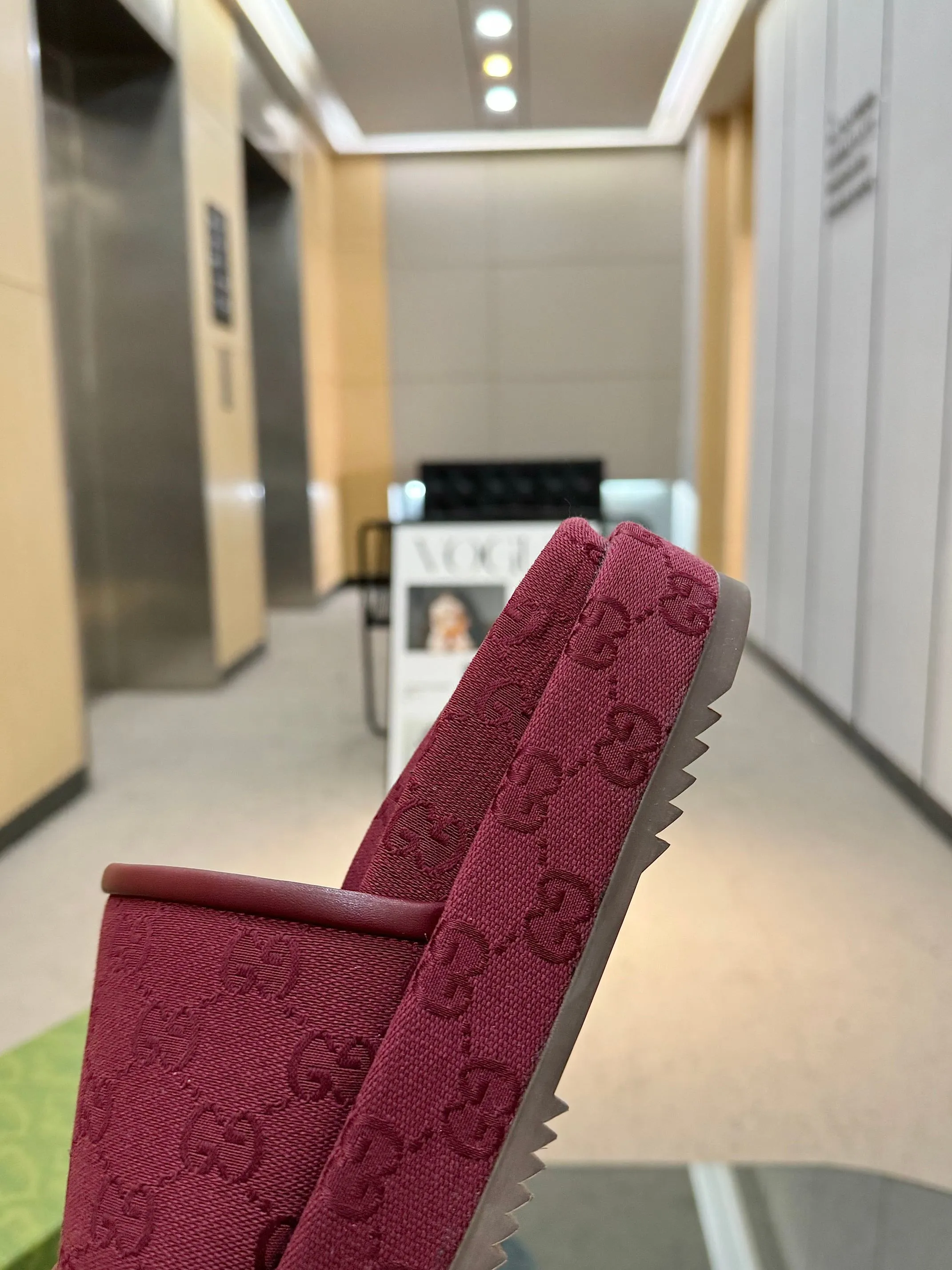 👟👟Ex-factory price 400👟👟 Shipped all year round, Gucci's latest limited edition thick-soled slippers. Top quality for sale. Purchase genuine product for development. The material and workmanship are consistent with the original. Upper: original special printing process. Lining: dyed sheepskin. Outsole: Italian private model outsole. Size: 35-43M standard size. 41, 42, 43 are also customized and cannot be returned. Sole thickness: 5.5cm. Forefoot 4cm.